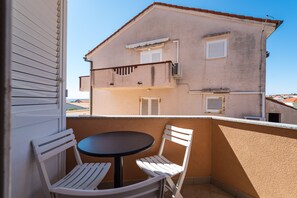 Apartment, 1 Schlafzimmer, Balkon, Stadtblick | Speisen im Freien