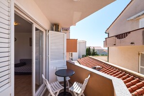 Outdoor dining - Apartment Near Supermarket Milo (Novalja)
