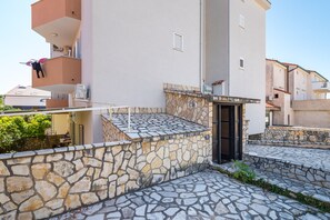 Property grounds - Apartment Near Supermarket Milo (Novalja)