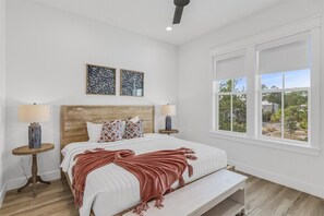 4 bedrooms, iron/ironing board, internet, bed sheets - 4 KING En-suites + Media/bunk room, 4 Bikes and beach chairs, Golf Cart Option `Seaglass` (Santa Rosa Beach)