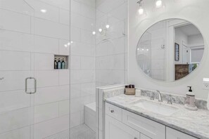 Dusche, Haartrockner, Shampoo