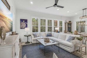 TV - 4 KING En-suites + Media/bunk room, 4 Bikes and beach chairs, Golf Cart Option `Seaglass` (Santa Rosa Beach)