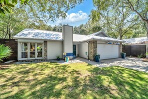 Exterior - BEACH BUNGALOW 30A- Seacrest-HEATED POOL-GOLF CART-KAYAK-BIKE-2 Min 2 Beach & Lake! (Panama City Beach)