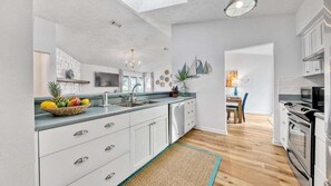 冰箱、微波炉、烤箱、炉灶