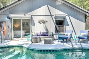 A heated pool - BEACH BUNGALOW 30A- Seacrest-HEATED POOL-GOLF CART-KAYAK-BIKE-2 Min 2 Beach & Lake! (Panama City Beach)