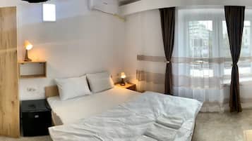 7th Comfort Double room with balcony | Wi-Fi gratuit, draps fournis