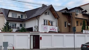 A two-story building with a sign for "Hostel Jazz" indicating it is a hostel. - Hostel Jaz (Bucharest)