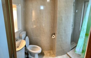 15th Comfort Double room | Bathroom | Towels - Hostel Jaz (Bucharest)
