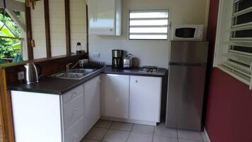 Kühlschrank, Mikrowelle, Herdplatte, Wasserkocher mit Kaffee-/Teezubehör