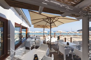 Private beach, white sand, sun-loungers, beach umbrellas - Hotel Delfino (Marciana)
