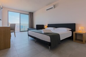 Tremannsrom – superior, sjøutsikt, ved strandkanten | Sengetøy av topp kvalitet, safe på rommet og blendingsgardiner