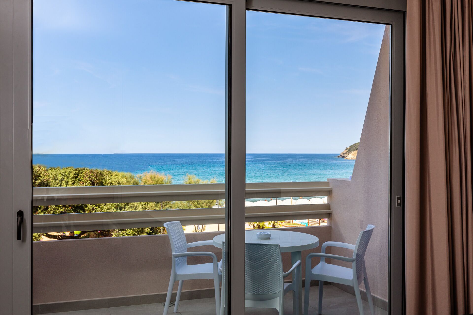 高級三人房, 海景, 海濱 | 露台/庭院