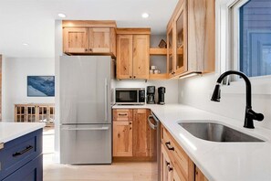 Fridge, microwave, oven, stovetop - South Ridge E-05 - Sunday River Townhome (Newry)