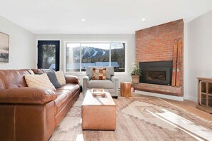 TV, fireplace - South Ridge E-05 - Sunday River Townhome (Newry)