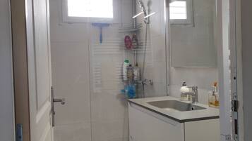 SĂšche-cheveux, serviettes fournies, savon, papier toilette