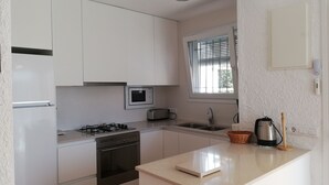 Wasserkocher mit Kaffee-/Teezubehör, Kühlschrank, Mikrowelle, Ofen