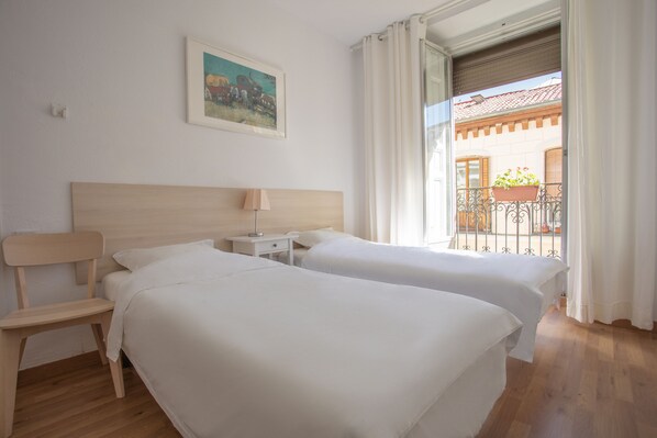 7 bedrooms, desk, iron/ironing board, WiFi - 5 minutes to the central of Madrid (Madrid)