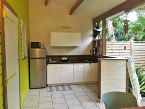 Refrigerador, microondas, parrilla de estufa y cafetera y tetera 