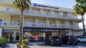 A hotel with a balcony and a storefront named "Pazzalania" with a sale sign. - Best Western Hotel Massafra (Massafra)