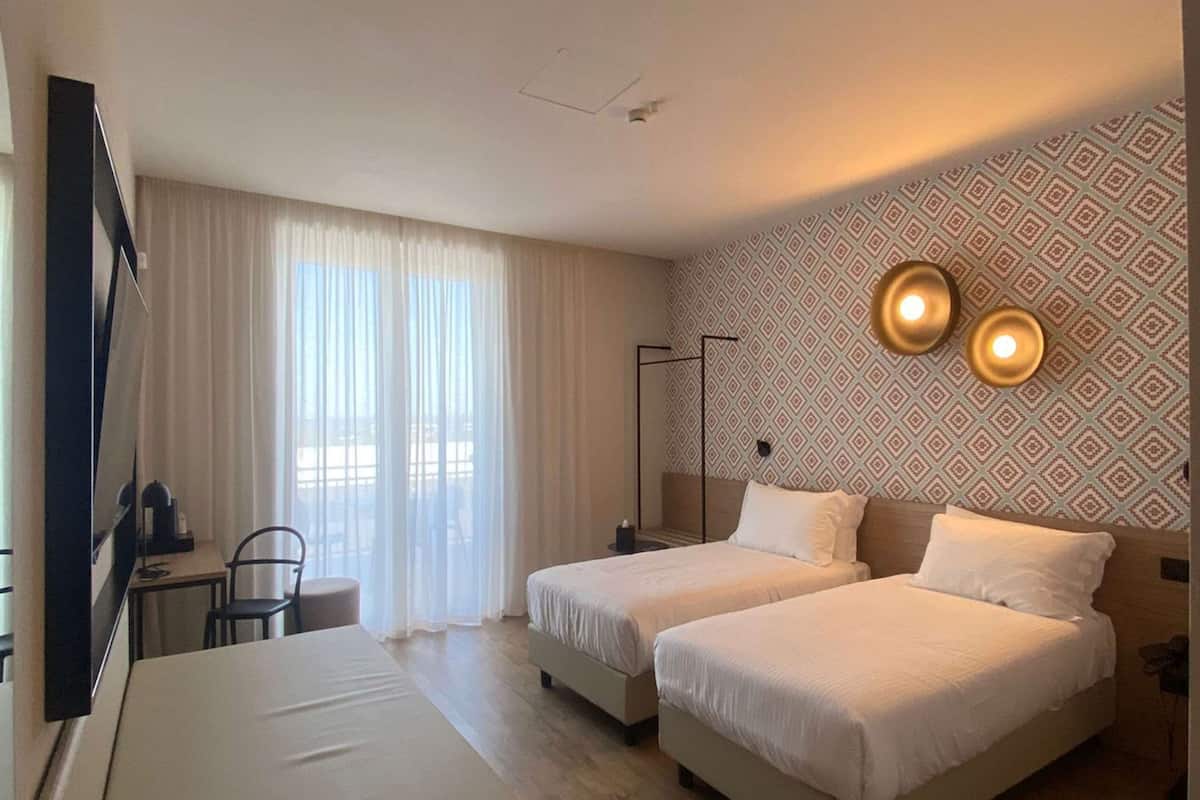 Chambre Confort, plusieurs lits, non-fumeur (Converts to 2 Twin Beds)