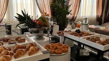 Tägliches Frühstücksbuffet (10 EUR pro Person)