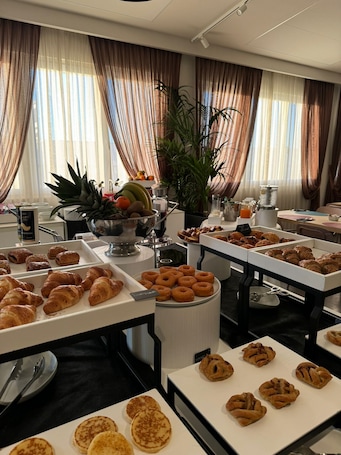 Desayuno buffet diario (EUR 10 por persona)