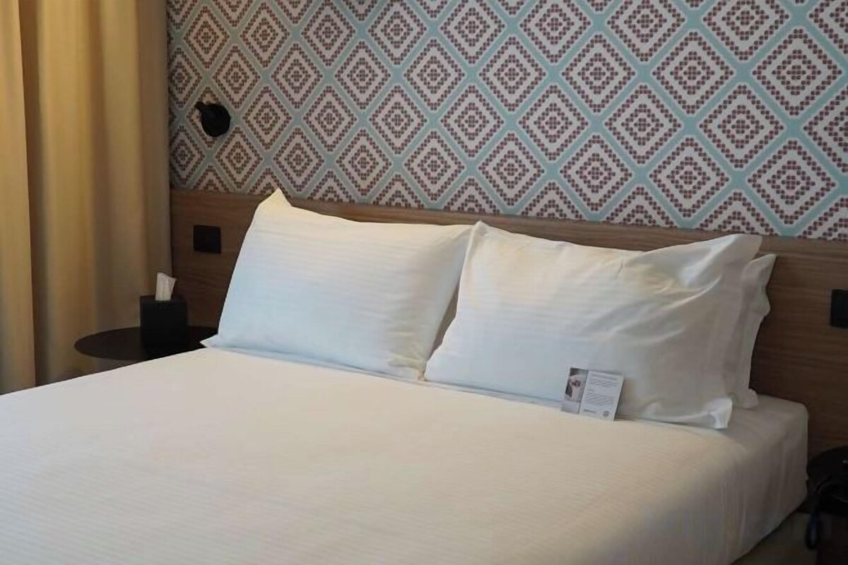 In-room safe, soundproofing, WiFi (free)