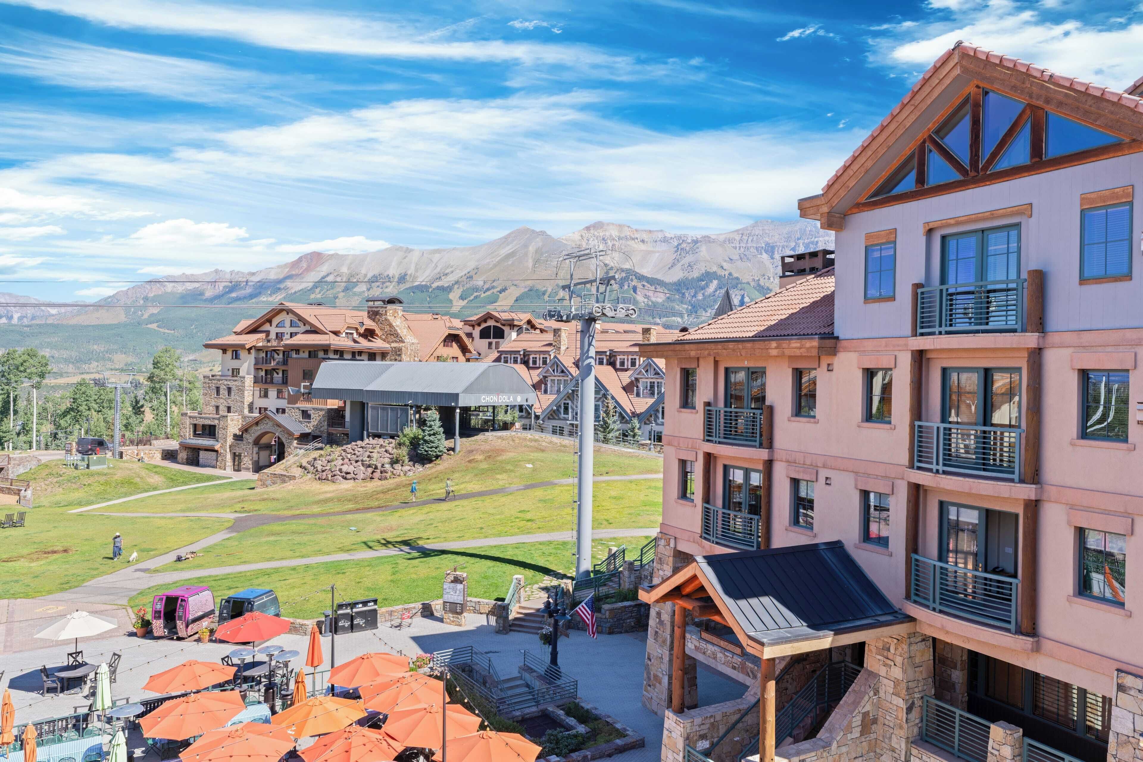 Un hôtel doté d’un patio, d’un espace extérieur aménagé et offrant une vue sur les montagnes.