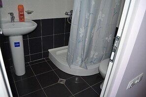Hydromassage showerhead, free toiletries, towels - Hotel Okriba (Kutaisi)