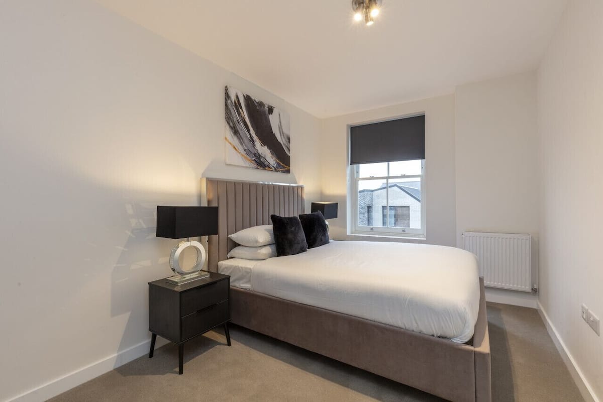 2 slaapkamers, een strijkplank/strijkijzer, gratis wifi, beddengoed