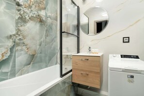 Dusche, Haartrockner, Shampoo