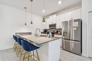 Refrigerador, microondas, placa de cocina, lavavajillas