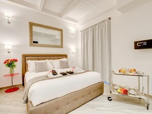 Superior Room | 1 bedroom, in-room safe, desk, blackout curtains - Roma Suites Navona (Rome)