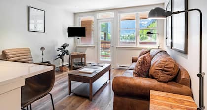 Etta Place 7 by Avantstay Ski In/ Ski Out Unit w/ Striking Views!