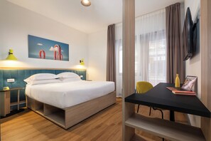 A hotel room with a bed, a desk, a chair, a TV, and a painting on the wall. - Rome Ciampino Smart Hotel (Ciampino)