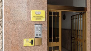 L’entrée d’un hôtel, avec une porte en bronze, un numéro de téléphone et un clavier numérique.