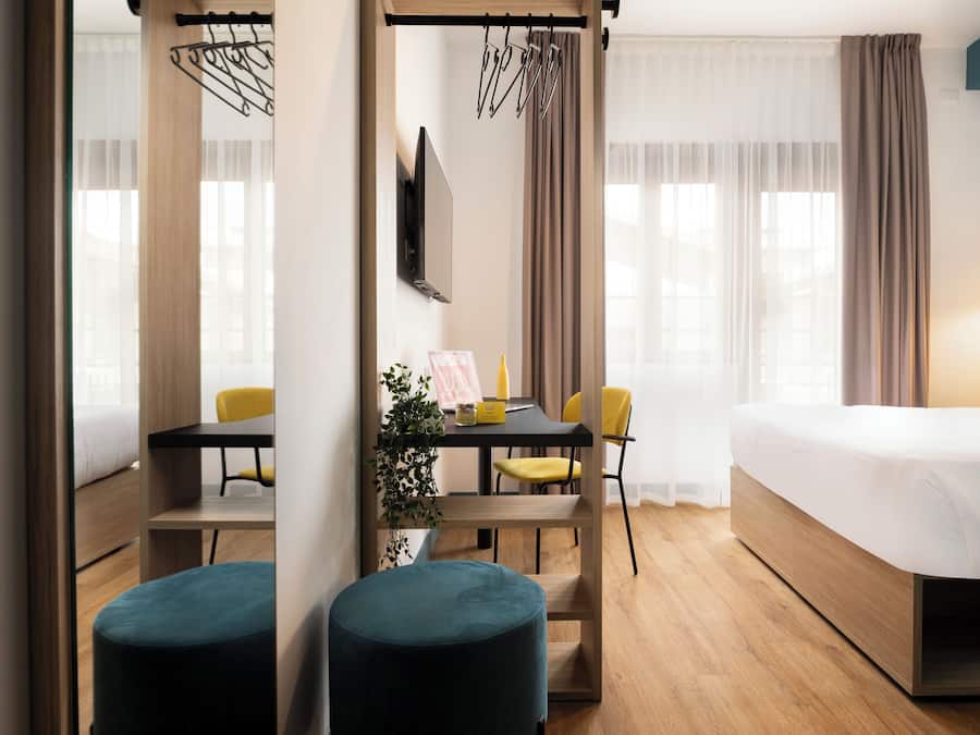 Habitación estándar con 1 cama doble o 2 individuales, 1 cama de matrimonio | Ropa de cama hipoalergénica y escritorio