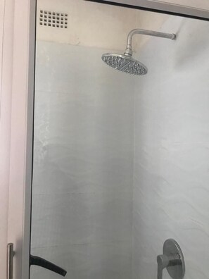 Basic Single Room | Bathroom - Cosham guest house (Harare)