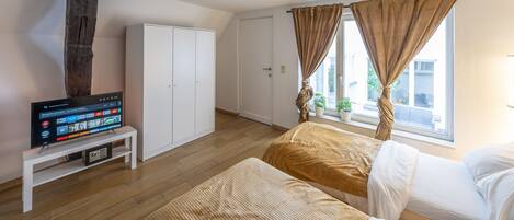 2 chambres, coffres-forts dans les chambres, bureau