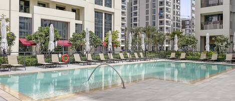 Utomhuspool och uppvärmd pool