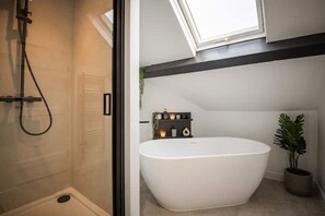 Een haardroger, handdoeken, zeep, shampoo
