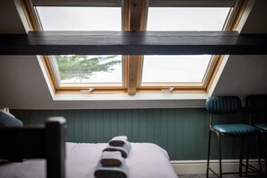 3 bedrooms, desk, iron/ironing board, free WiFi - Deganwy Seaside House (Deganwy)