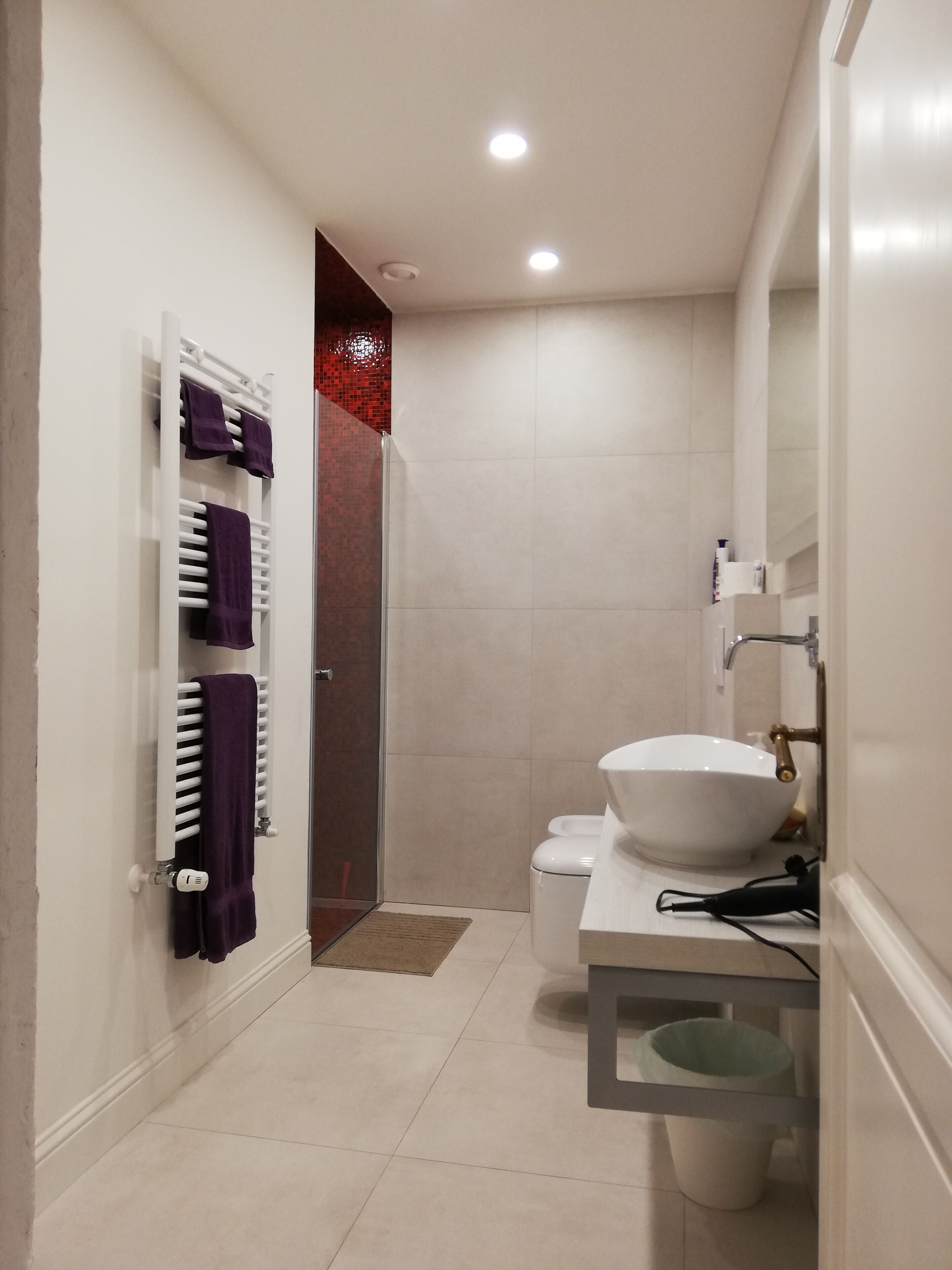 Doccia, asciugacapelli, bidet, asciugamani