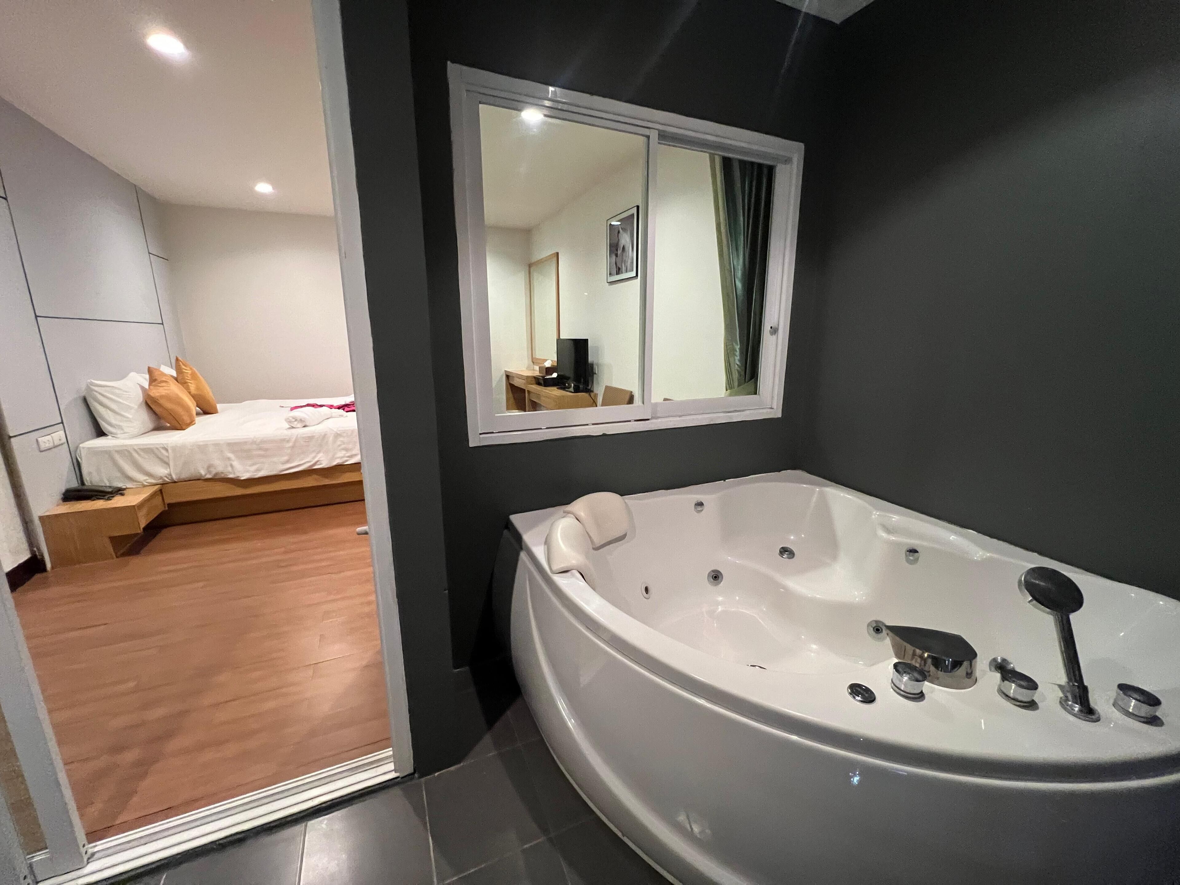 Executive Studio | Deep soaking bathtub