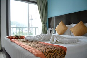 Desk, laptop workspace, free WiFi - Zephyr Grand Hotel (Patong)