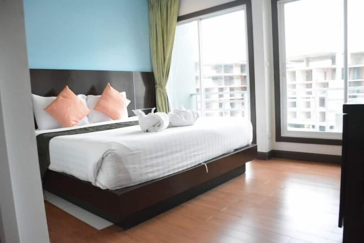 Desk, laptop workspace, free WiFi