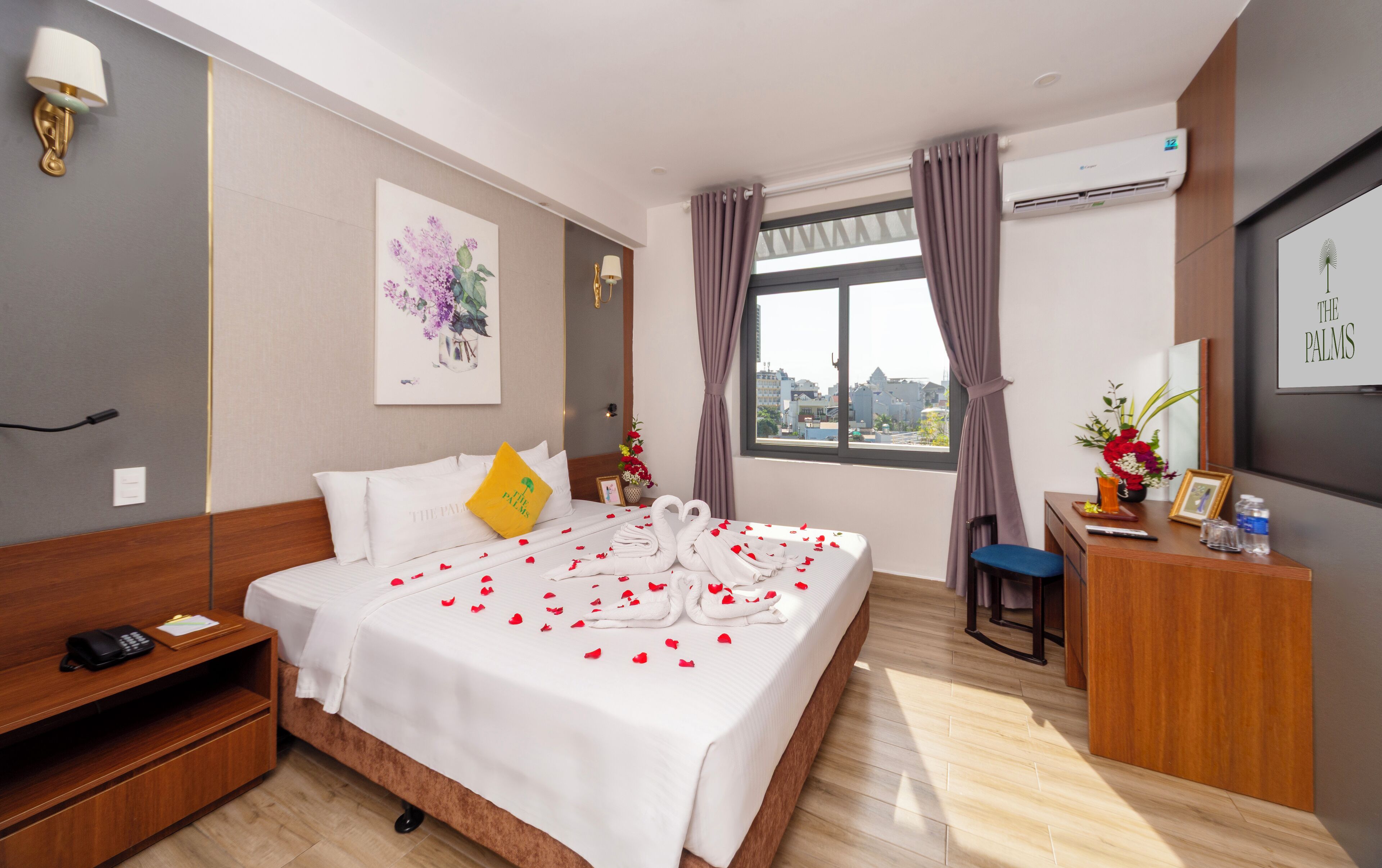Suite Two Bedrooms with City View | Chăn bông, nệm cao su hoạt tính (memory foam), minibar 