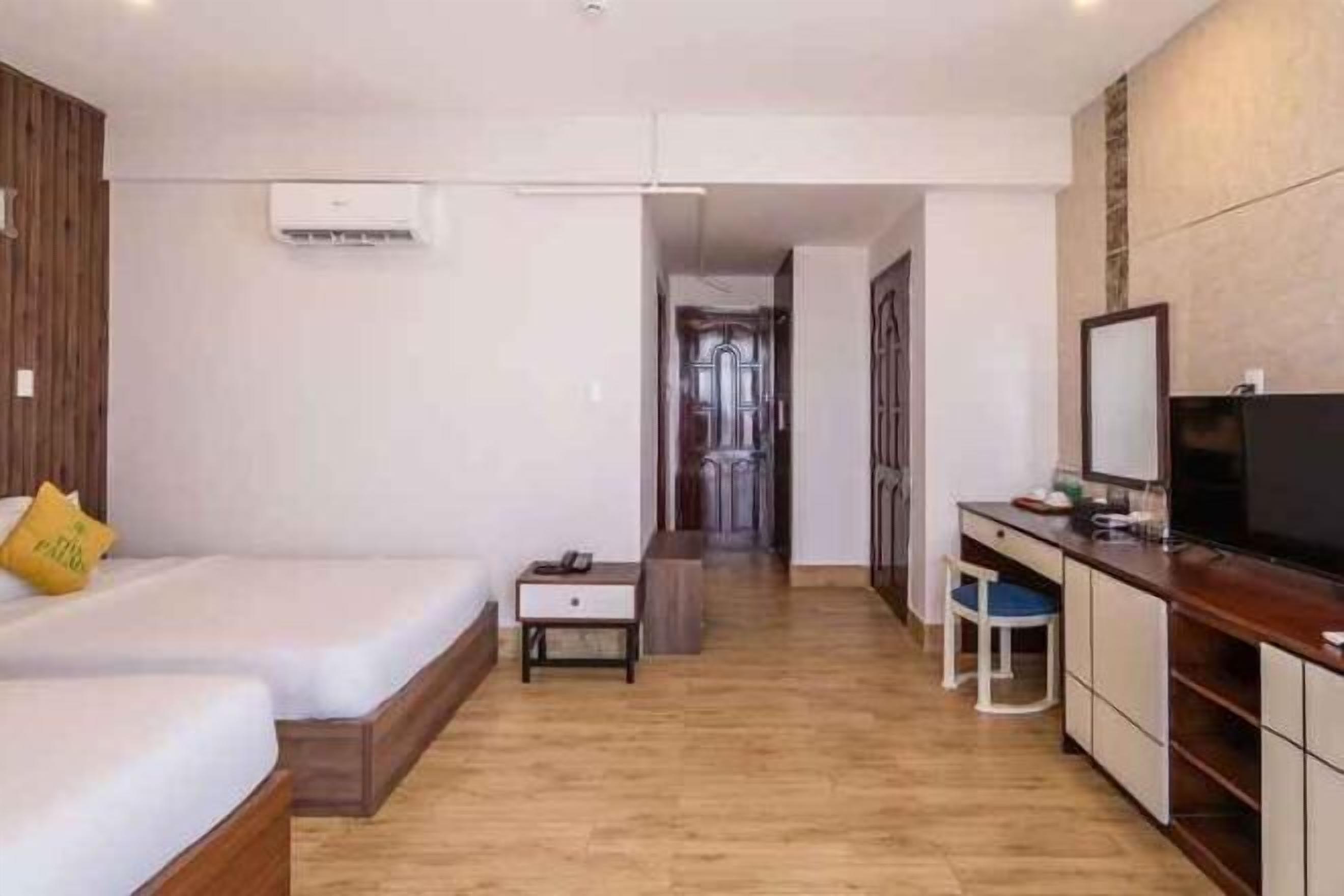 Chăn bông, nệm cao su hoạt tính (memory foam), minibar 