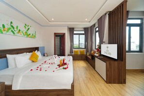 Deluxe Room with City View | Down comforters, memory foam beds, minibar, in-room safe