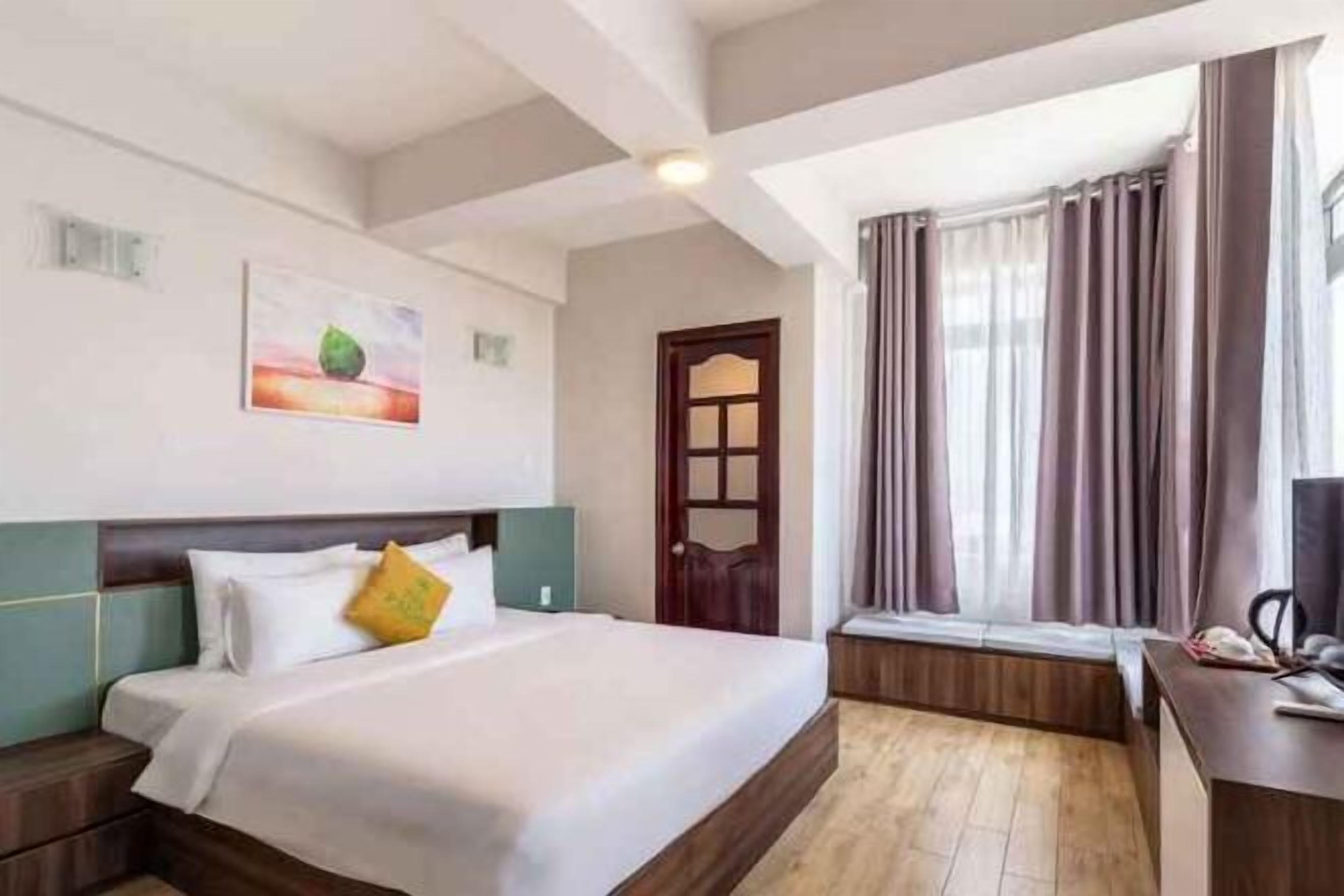 Chăn bông, nệm cao su hoạt tính (memory foam), minibar 